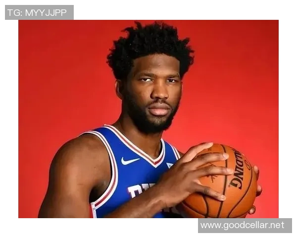 乔尔恩比德从高尔夫球场到篮球赛场的传奇人生转折与奋斗历程