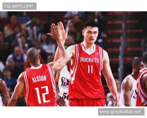 姚明领衔火箭队对决热火队的经典对抗赛回顾与精彩瞬间分析